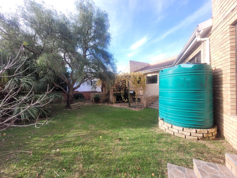 To Let 4 Bedroom Property for Rent in Wavecrest Eastern Cape